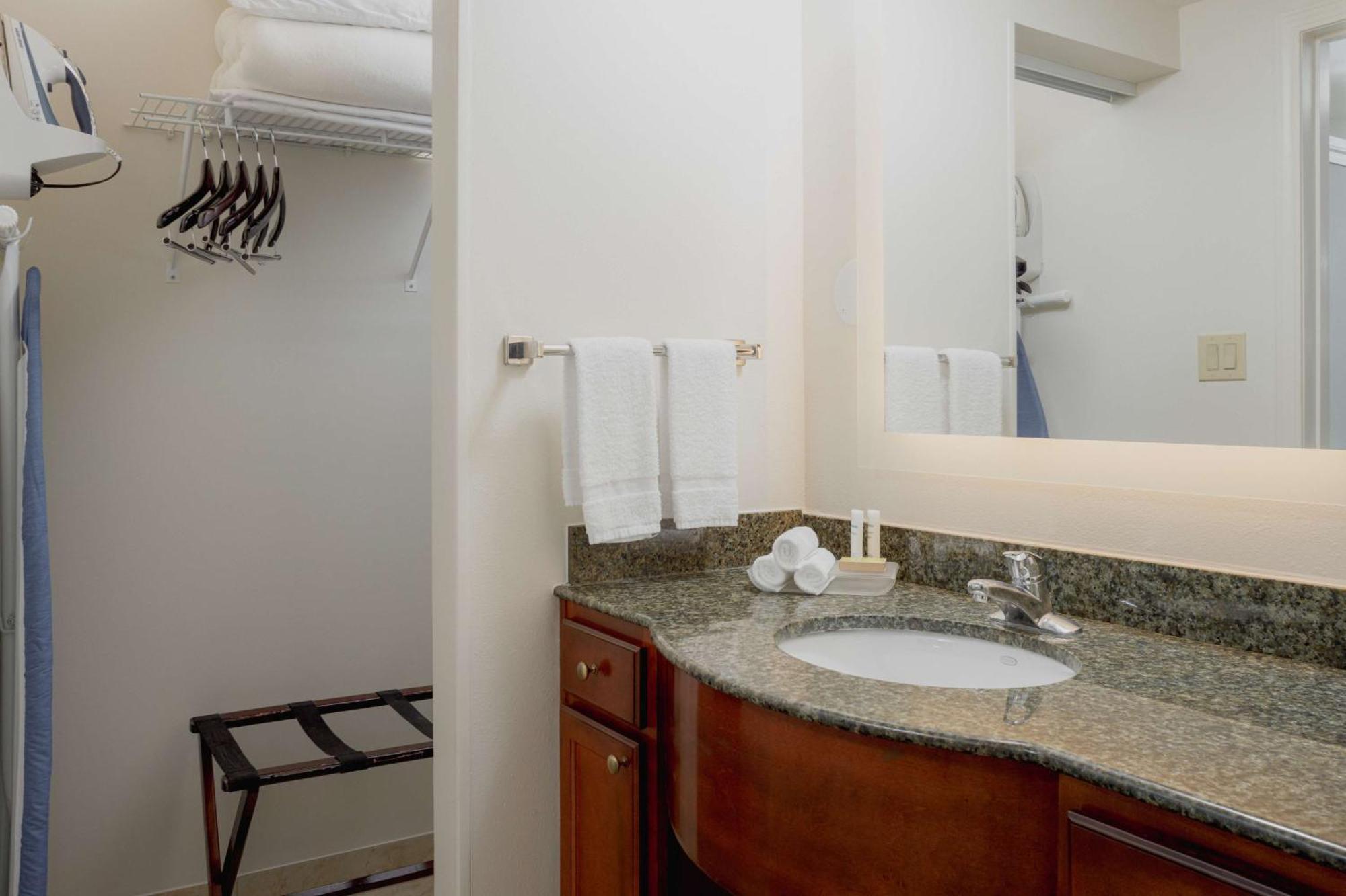 Two Bedroom Suite One King Two Queen Beds Non-Smoking,1552122406:JPEG