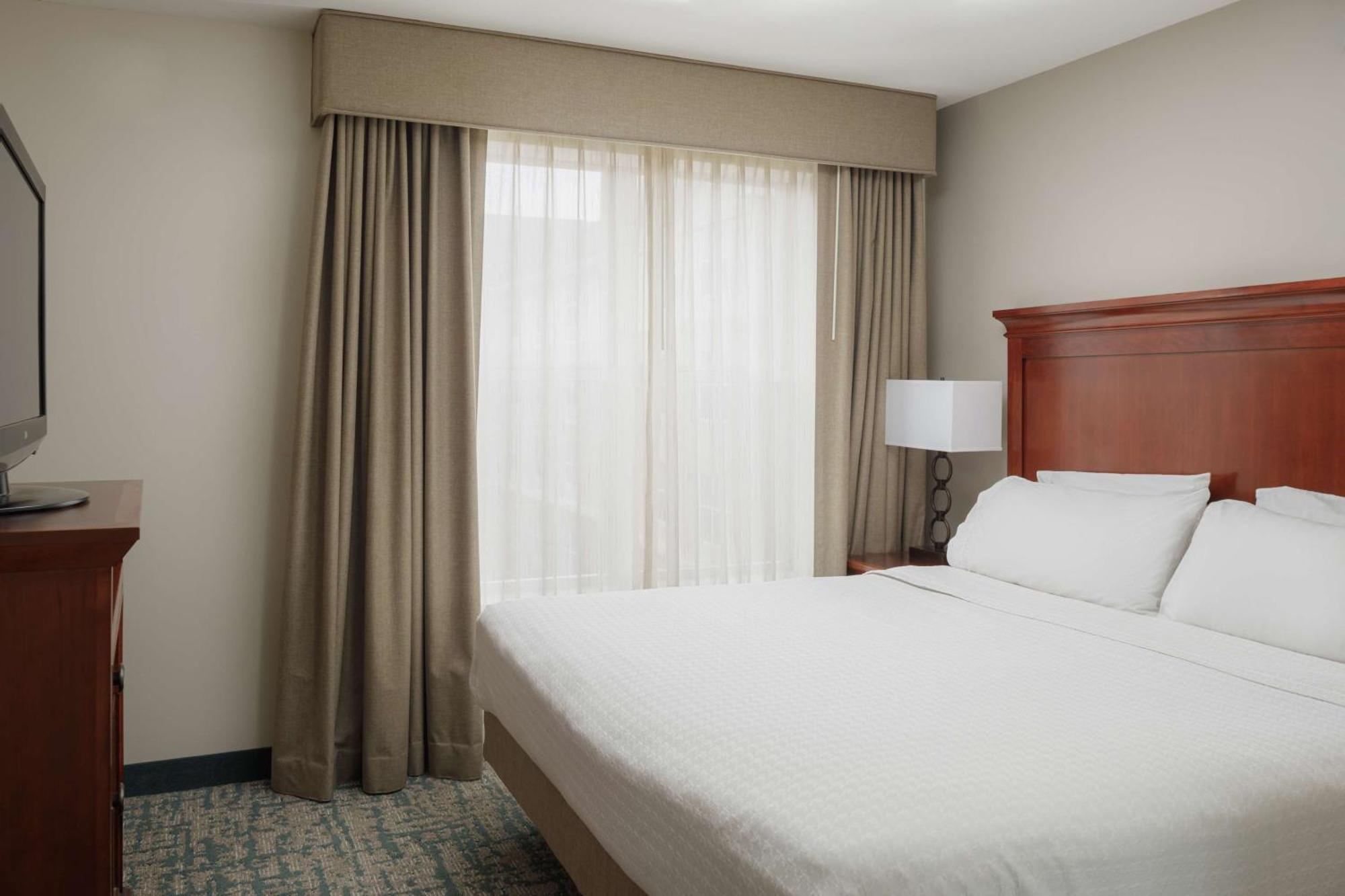 King Suite Accessible Tub Mobility Hearing Access or Non-Smoking,1552122280:JPEG