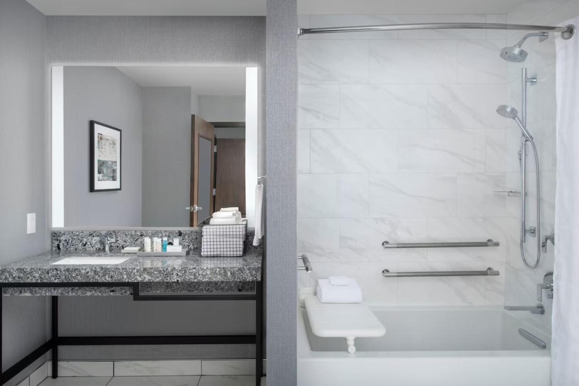 King Studio with Bath Tub - Mobility Access,1548125809:JPEG